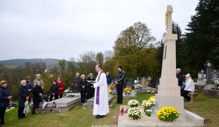 Požehnanie obnoveného kríža na cintoríne  Požehnanie obnoveného kríža na cintoríne