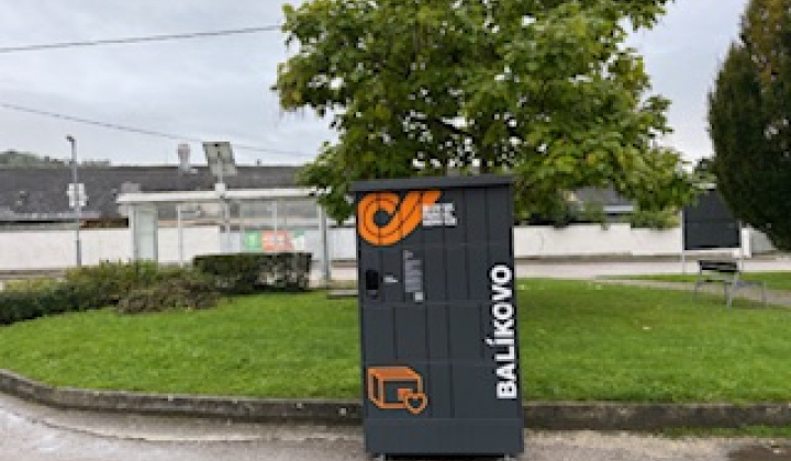 Fotka - Balíkovo box - umiestnenie pred miestnym obchodom COOP Jednota Lúka